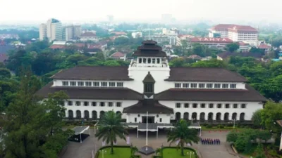 Ribuan Orang Tolak Revitalisasi Gedung Sate, Dedi Mulyadi Langsung Beraksi  