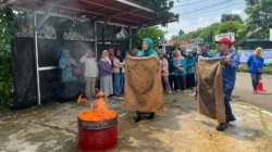 Tingkatkan Kesiapsiagaan, Pekka Kelurahan Pengasinan Dilatih Pencegahan Kebakaran