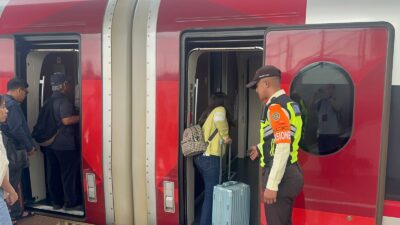 Heboh Pintu Whoosh Ditahan Penumpang di Padalarang, Begini Respons KCIC  