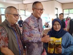 Wali Kota Sukabumi Tinjau Penyaluran Bantuan Pangan di Kelurahan Cikundul