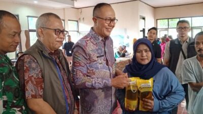 Wali Kota Sukabumi Tinjau Penyaluran Bantuan Pangan di Kelurahan Cikundul