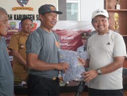 Bupati Dony Serahkan Langsung Seragam Baru Perwakilan Linmas Kabupaten Sumedang