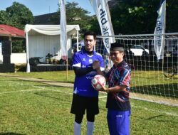 Irwan Bola Serahkan Bantuan Bola untuk Sekolah di Sumedang