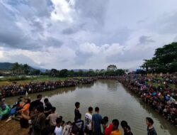 Warga Tumplek Ngagogo Lauk di Kolam Masjid Al Kamil Pusat Pemerintahan Sumedang