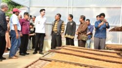 Wabup Fajar Serahkan Bantuan ke Petani Tembakau di Sukasari dan Tanjungsari  