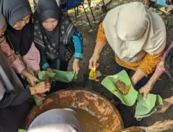 Lebaran Depok, Ratusan Warga di Cipayung Nikmati Dodol Betawi Hangat