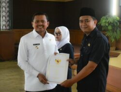 Bupati Dony Serahkan SK Penugasan 120 Guru Sebagai Kepala Sekolah