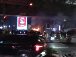 Demo Buruh Ricuh, Pembakar Pos Polisi Berpakaian Hitam-hitam  