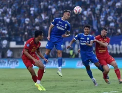 Persija vs Persib 1-1, Gol Alaaeddine Ajaraie dan Adam Alis Panasi Babak Pertama