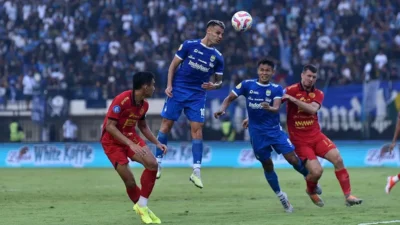 Persija vs Persib 1-1, Gol Alaaeddine Ajaraie dan Adam Alis Panasi Babak Pertama