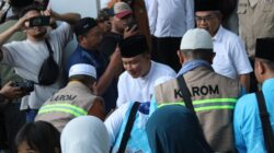 Tangis Haru Sambut Kepulangan Jamaah Haji Kloter KJT-08, Bupati Dian: Jaga Kemabruran dan Jadi Teladan di Masyarakat