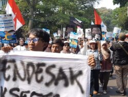 Proyek Rangka Atap Lapangan Tenis Rumah Dinas Wagub Jabar di Demo