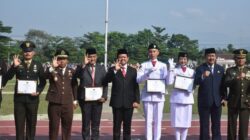 Paskibraka Teladan Raih Penghargaan dari Bupati Sumedang Dony Ahmad Munir
