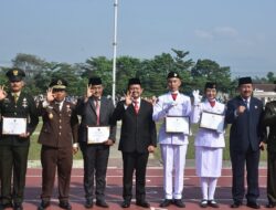Paskibraka Teladan Raih Penghargaan dari Bupati Sumedang Dony Ahmad Munir