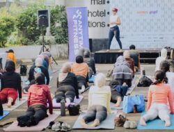 Peringati Hari Yoga Internasional, Harris & Pop Ajak Ibu-ibu Yoga di Mal