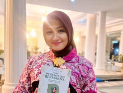 Adhita Dwi, Garwa Wakil Asisten Logistik Kodam III/Siliwangi, Ngaluncurkeun Buku “Janten Awéwé Anu Bermakna”
