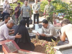 Bupati Dony Dampingi KSP Jenderal Purn Dudung Takziah