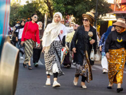 Melestarikan Sekaligus Menjaga, YBJB Jalan Kaki Pakai Batik di Braga