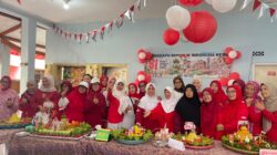 Penutupan Lomba HUT RI: Ibu-ibu Nata Endah Cimahi Antusias Ikut Lomba Nasi Tumpeng Hias