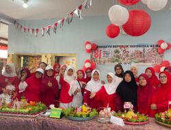 Penutupan Lomba HUT RI: Ibu-ibu Nata Endah Cimahi Antusias Ikut Lomba Nasi Tumpeng Hias